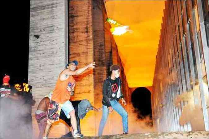 Quebra-quebra no Itamaraty: o governo teme protestos violentos como os do ano passado, que causaram prejuzos materiais e assustaram a populao(foto: Breno Fortes/CB/D.A Press)