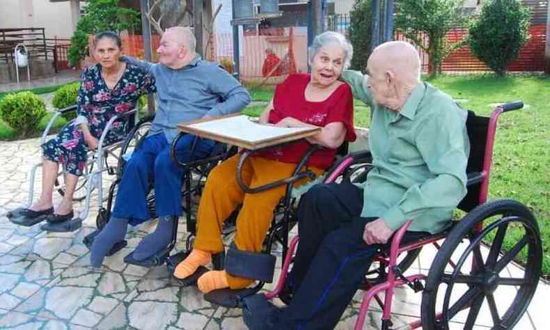 Os quatro se conheceram no lar de idosos e se aproximaram durante a pandemia de COVID-19(foto: Lar Maria Clara/Divulgao)