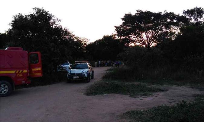 Grupo de pessoas que fazia orações no local auxiliou o pai da criança na procura, sem sucesso (foto: Corpo de Bombeiros/Divulgação) Grupo de pessoas que fazia orações no local auxiliou o pai da criança na procura, sem sucesso (foto: Corpo de Bombeiros/Divulgação)