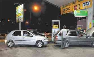 Preos da gasolina nos postos de BH esto menores do que no ltimo reajuste, o que vai reduzir impacto do novo aumento no bolso(foto: CRISTINA HORTA/EM/D.A PRESS)