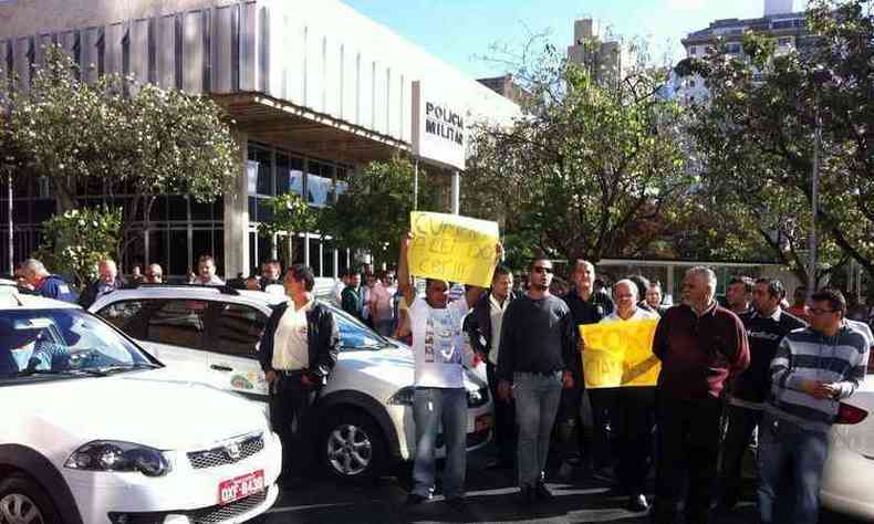 Taxistas participam de ato em frente à Assembleia Legislativa (foto: Edésio Ferreira/EM/D.A Press )