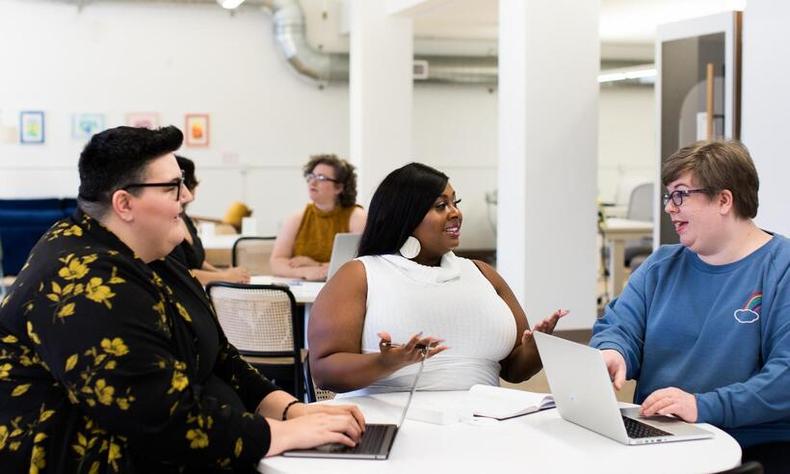um homem e duas mulheres gordos em uma reunio de trabalho
