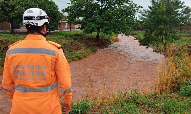 Corpo de Bombeiros de Minas recebeu vários acionamentos em decorrência das chuvas, na cidade de Ituiutaba, no Triângulo Mineiro(foto: CBMMG / Divulgação) Militar do Corpo de Bombeiros em ocorrência de chuva, em Ituiutaba