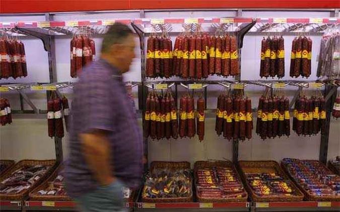 Moscou imp�s uma proibi��o total de importa��es de muitos alimentos ocidentais em retalia��o contra as san��es sobre a Ucr�nia, uma medida mais forte do que o esperado, que isola consumidores russos do com�rcio mundial a um n�vel n�o visto desde os tempos sovi�ticos(foto: REUTERS/Maxim Shemetov )