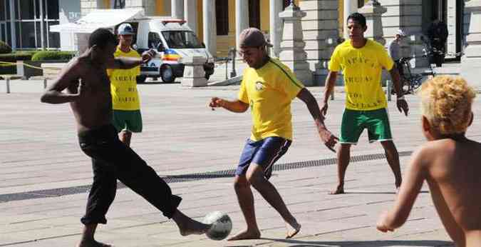 Campeonato de futebol amador  disputado na Praa da Estao por manifestantes que so contra o que eles classificam como elitizao da Copa(foto: Paulo Filgueiras/EM/D.A.Press)