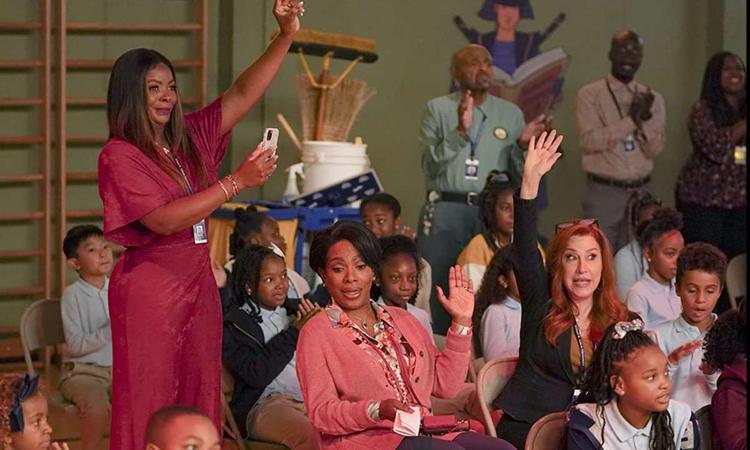 Professores e alunos reunidos em cena da srie Abbott Elementary