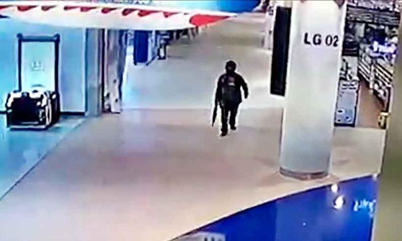 Jovem subtenente, Jakrapanth Thomma utilizou uma metralhadora M60 e um fuzil de assalto que havia roubado de sua base militar poucas horas antes(foto: Reprodução de câmeras de Segurança - AFP) Jovem subtenente, Jakrapanth Thomma utilizou uma metralhadora M60 e um fuzil de assalto que havia roubado de sua base militar poucas horas antes(foto: Reprodução de câmeras de Segurança - AFP)
