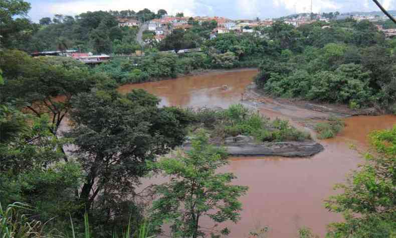 Assoreado pelos rejeitos lanados na gua quando a barragem da Vale se rompeu em Brumadinho, o Rio Paraopeba est na rota das obras em negociao para garantir segurana hdrica(foto: Leandro Couri/EM/D.A Press)
