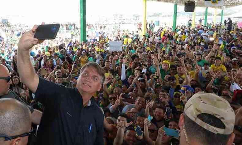 Presidente Jair Bolsonaro tira selfie com apoiadores