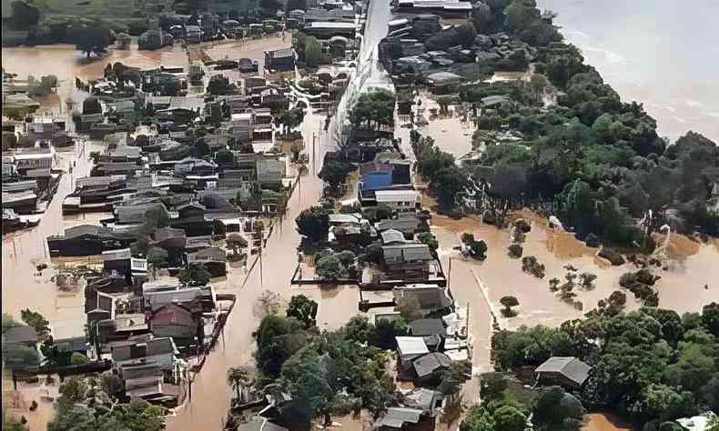 Imagem area de uma cidade inundada no Rio Grande do Sul por causa da enchente 