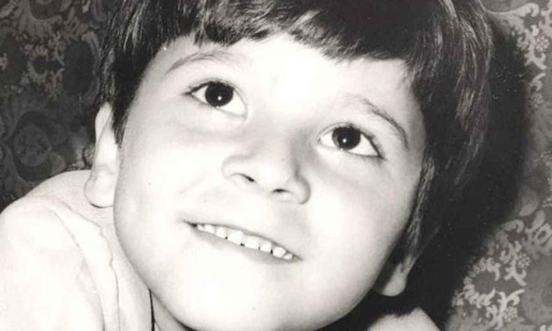 Foto do escritor e mdico Renato Silveira sorridente, quando era criana