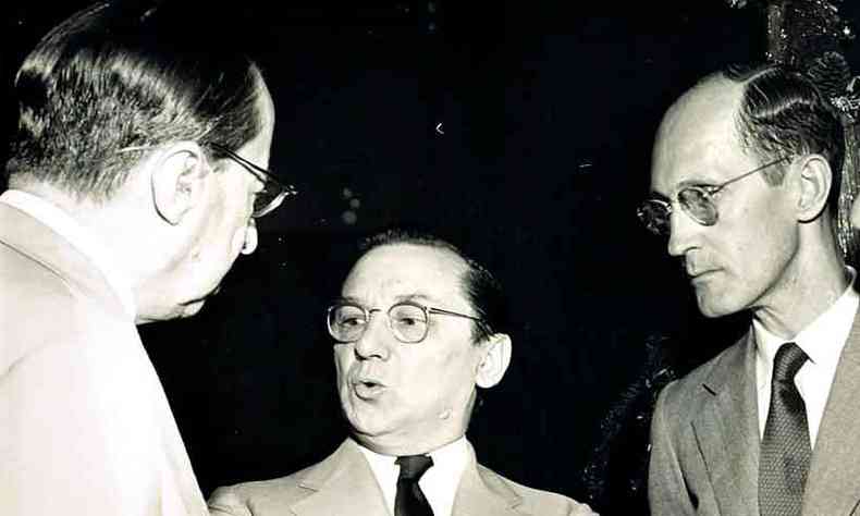 O pintor Candido Portinari conversa com os amigos escritores Manuel Bandeira e Carlos Drummond de Andrade 