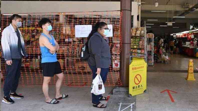 Pessoas que trabalham com vendas, como em supermercados, estavam entre as mais afetadas nos primeiros dias do surto(foto: Getty Images)