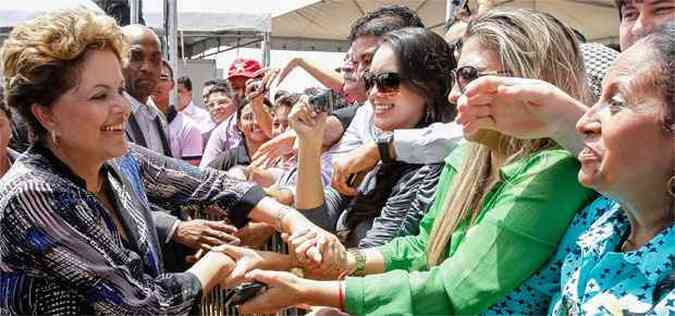 Dilma cumprimentou, beijou e posou para fotos com populares na sua visita ao municpio de So Julio, no Piau(foto: Roberto Stuckert Filho/PR)