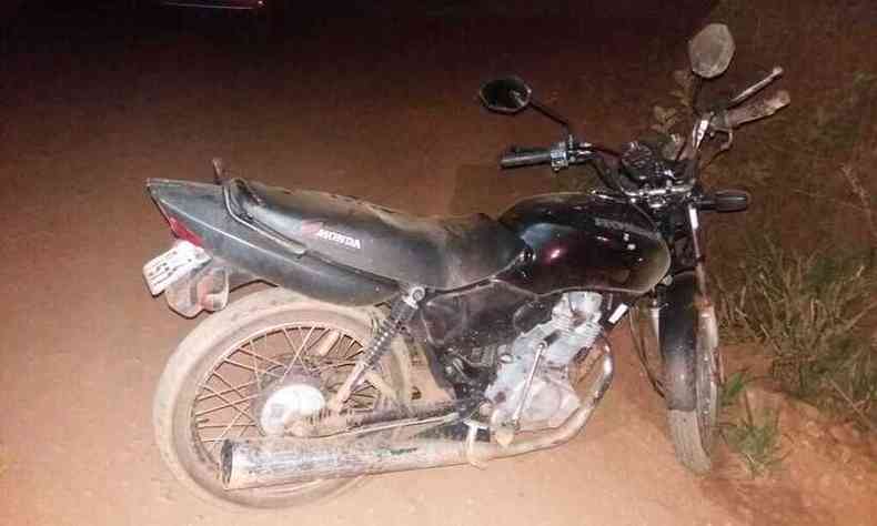 Motocicleta foi levada por guincho vinculado  polcia (foto: Divulgao/PMRv)