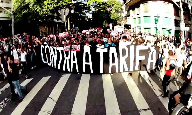Protesto em So Paulo em junho de 2003, em que manifestantes levam faixa onde esto escritas as palavras 'contra a tarifa'