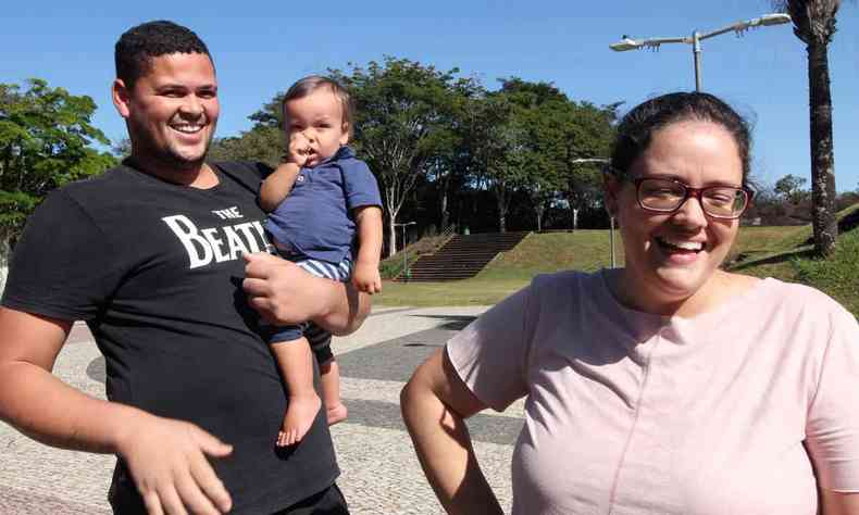 Edmilson Souza e Adriana Barbosa aproveitam a manh de sol com o filho Rafael Souza, no Mangabeiras