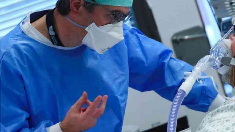 Profissional de sade trata paciente com covid em hospital da Anturpia