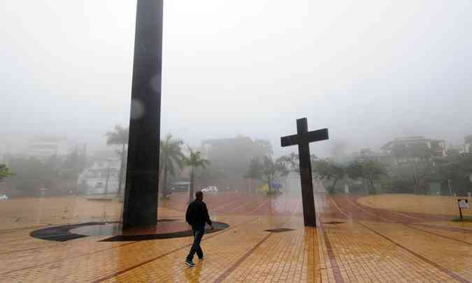 A manh chuvosa na Praa do Papa, na Zona Sul da capital, foi comemorada por muitos belo-horizontinos preocupados com consequncias da estiagem...(foto: Beto Novaes/EM/D.A Press)