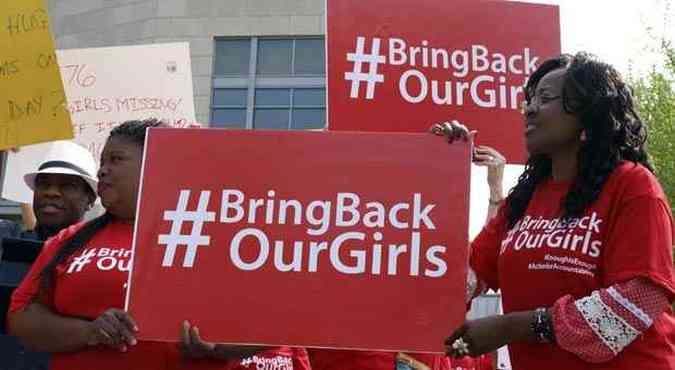 Manifestantes fazem protesto em frente  embaixada nigeriana em Washington, capital dos EUA(foto: Robert MacPherson/AFP)