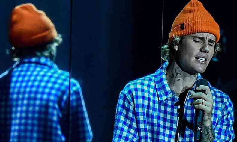 Justin Bieber, de blusa xadrez, canta em Los Angeles, em 2020 