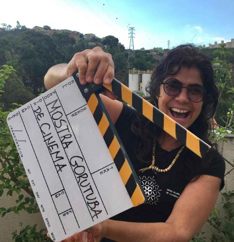 Cineasta Patrcia Antunes segura placa com os dizeres Mostra Gorutuba de Cinema