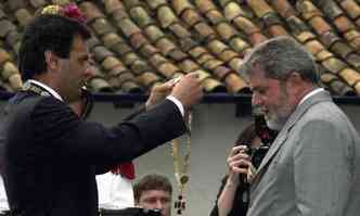 O ento governador Acio Neves condecora Lula durante cerimnia do 21 de abril, em 2003(foto: Marcelo Casl Jr/Agncia Brasil )