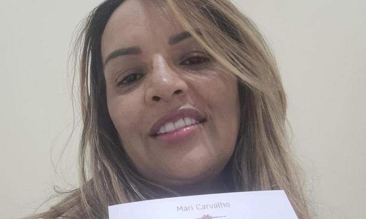 Mari Carvalho sorri olhando para a cmera