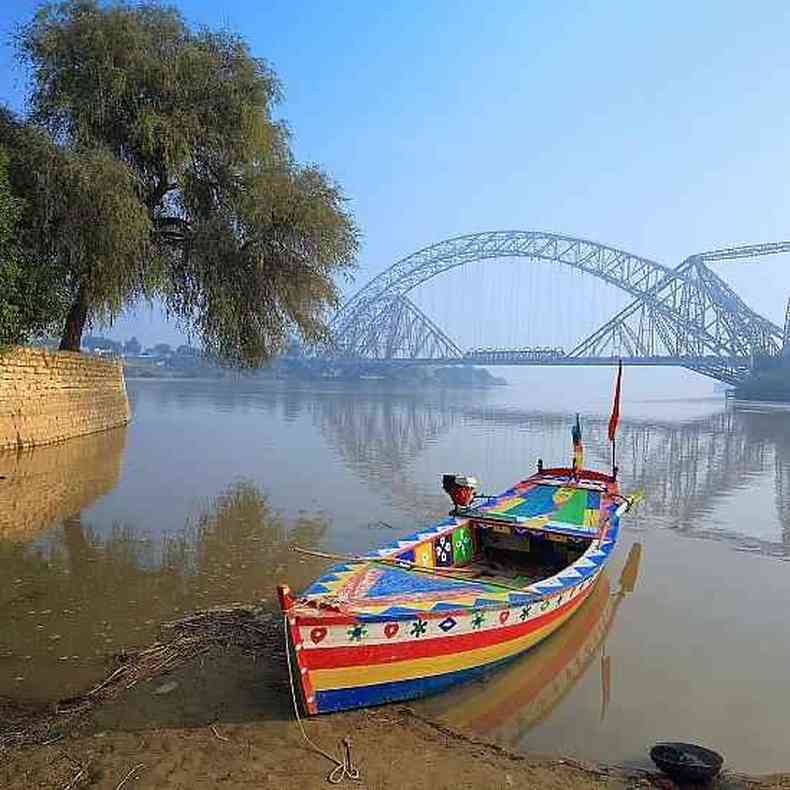 O rio Indo  fonte vital de gua para a ndia e o Paquisto, mas se origina nas montanhas do Tibete, controladas pela China(foto: Nadeem Khawar/Getty Images )