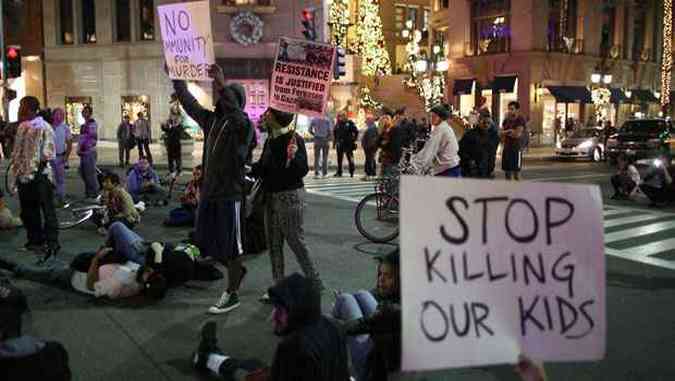 Cruzamento em Beverly Hills foi fechado por manifestantes, em Los Angeles(foto: David Mcnew/GETTY IMAGES NORTH AMERICA/AFP)