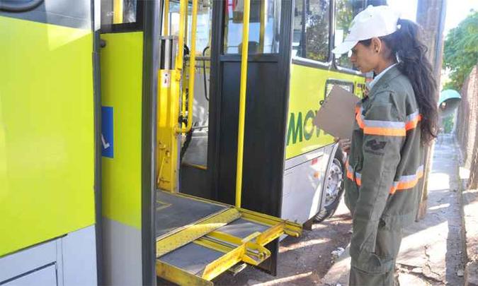 Situação dos elevadores é checada nas operações. Ação de ontem não encontrou irregularidades nos veículos (foto: Jair Amaral/EM/DA Press) Situação dos elevadores é checada nas operações. Ação de ontem não encontrou irregularidades nos veículos (foto: Jair Amaral/EM/DA Press)