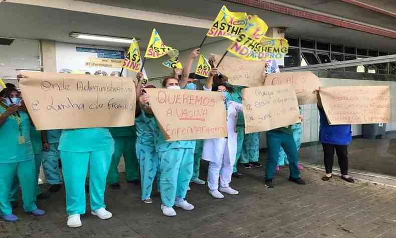 Trabalhadores do atendimento de urgncia, da rea de enfermagem do Hospital Joo XXIII protestam na porta do Hospital de Pronto Socorro.(foto: Ramon Lisboa/EM/D.A Press)