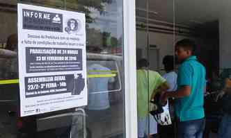 Informe na entrada da UPA Leste alerta os pacientes para a paralisao(foto: Paulo Filgueiras/EM/DA Press)