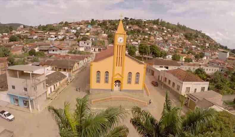 Vista da cidade de Itaip, com uma igreja ao centro