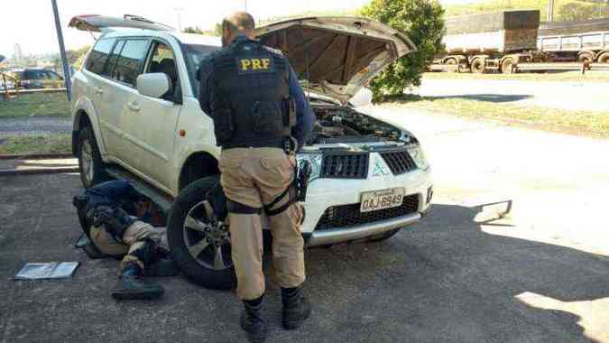 Carro foi abordado prximo ao posto da PRF(foto: Polcia Rodoviria Federal (PRF) / Divulgao)