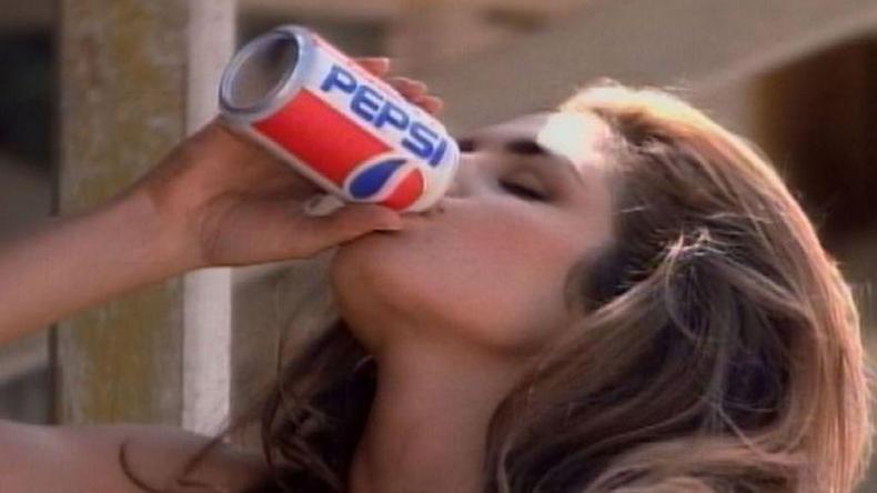 Cindy Crawford bebe latinha de Pepsi