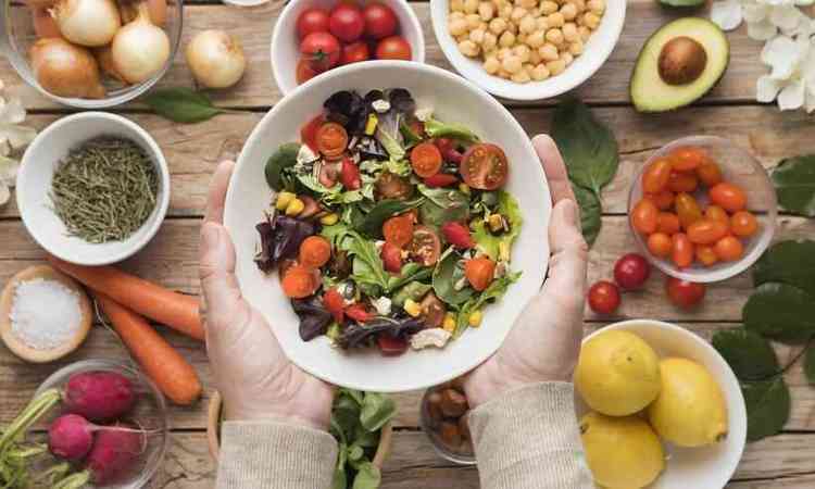 vista superior ingredientes e legumes em uma salada