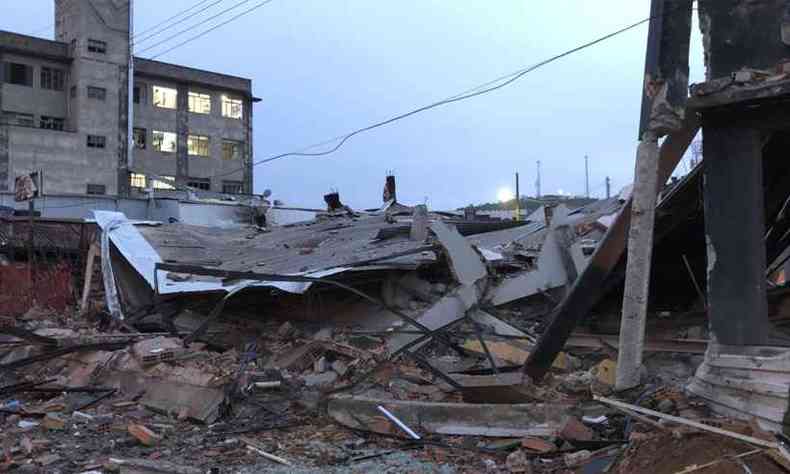 Imvel onde a padaria funcionava foi destrudo pela exploso(foto: Reproduo da internet/WhatsApp)