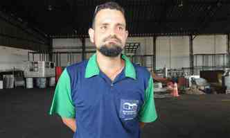 Sem trabalho fixo, Rodrigo de Souza ganha a vida varrendo galpões vazios(foto: Cristina Horta/EM/DA Press)