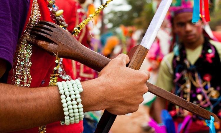 Pessoa segurando itens do reinado