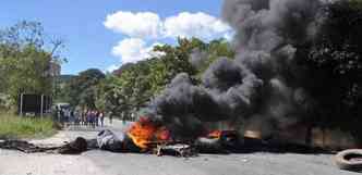 Manifestantes incendiaram pneus para fechar a rodovia na manh desta tera(foto: Bel Silva/O PopularJM)