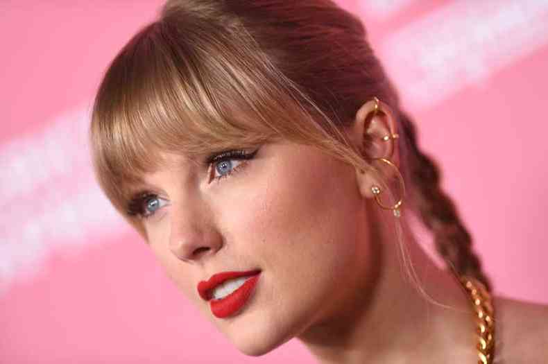 Taylor Swift vendeu mais de 1,3 milho de cpias de seu novo disco, Folklore, no dia do lanamento, provando que a mdia fsica ainda resiste ao domnio do consumo digital (foto: Valerie Macon/AFP)
