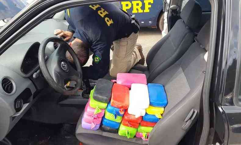 Droga estava em painel do carro embalada em bales de festa(foto: PRF/Divulgao)
