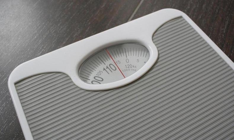 Balan�a no ch�o, com marcador indicando mais de 110 kg