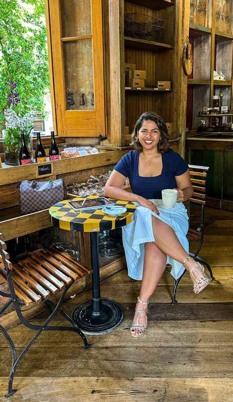 Isabela Lapa toma caf em um bar