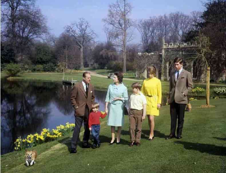 O duque e a rainha tiveram quatro filhos. Da esquerda para  direita: Edward, Andrew, Anne e Charles, retratados aqui na dcada de 1960(foto: BBC)