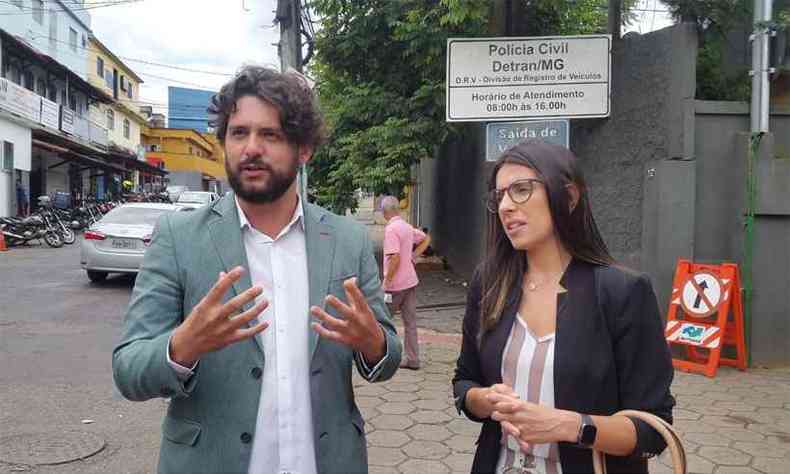 Matheus Brant, do Bloco Me Beija Que Sou Pagodeiro, e a advogada Laura Diniz(foto: Edsio Ferreira/EM/DA Press)