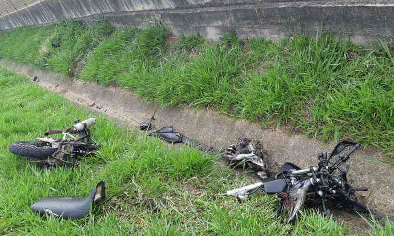Partes da moto ficaram no lado de fora da pista(foto: Polcia Rodoviria Federal (PRF) / Divulgao)