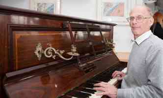 Martin Rickhouse, de 61 anos, foi chamado para afinar um piano de 110 anos doado a uma escola de ensino mdio de Bishop's Castle, oeste da Inglaterra.(foto: reproduo SWNS.com)
