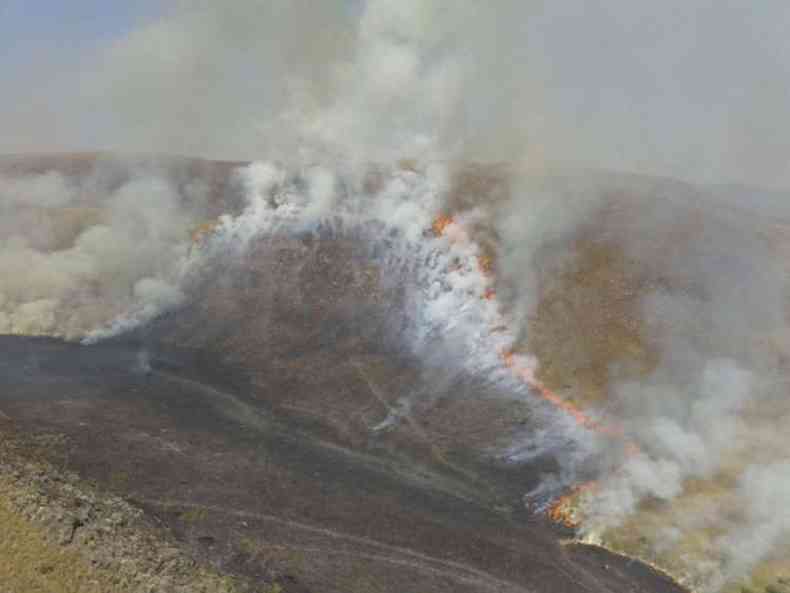 O combate as chamas j dura seis dias(foto: ICMBio/Divulgao)